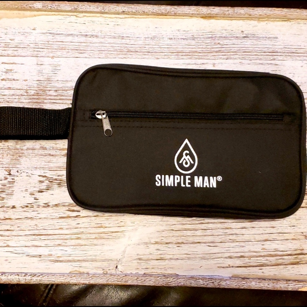 NWOT Men’s travel toiletries bag